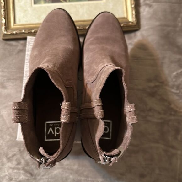 Anthropologie 9 Dolce Vita Tan Suede Back Zip Stacked Heel Ankle Booties - Picture 10 of 11